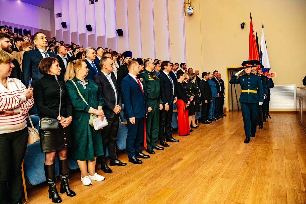 Вынос флагов на церемонии вступления в должность главы городского округа Пушкинский на церемонии вступления в должность Максима Красноцветова